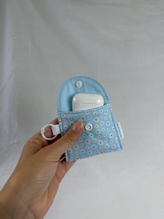 Daisies on Blue Earbuds Case