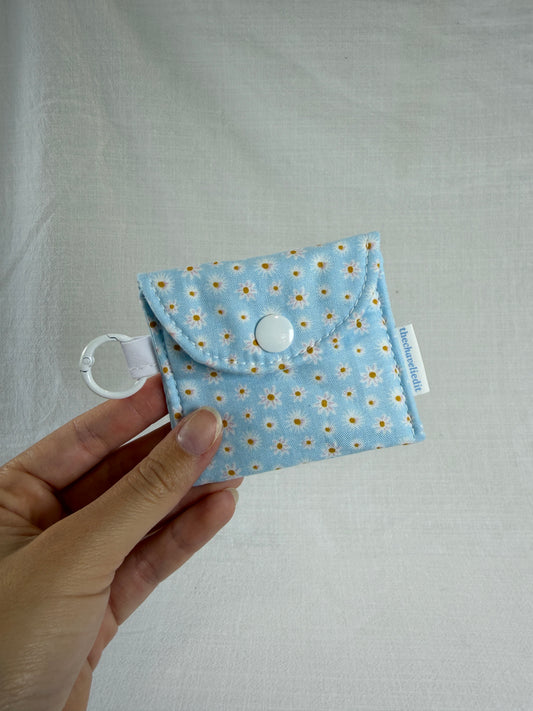 Daisies on Blue Earbuds Case